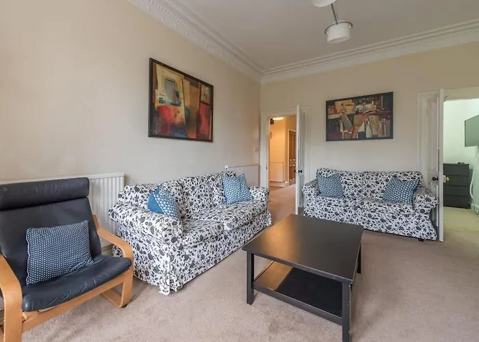 Beautiful 2 Bed 2 Bath Flat Overlooking Meadows Park