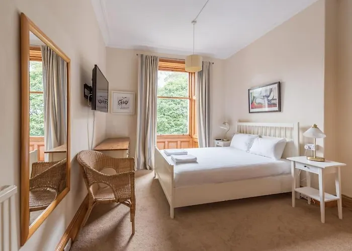 Beautiful 2 Bed 2 Bath Flat Overlooking Meadows Park Апартаменты Эдинбург