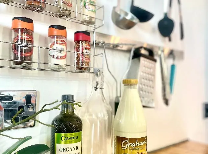 Dreghorn House 5 B-rooms 9 Beds 3 Toilets 2 Showers,1 Bath 2 Receiption Secure Free Parking 233 Wifi Дом отдыха