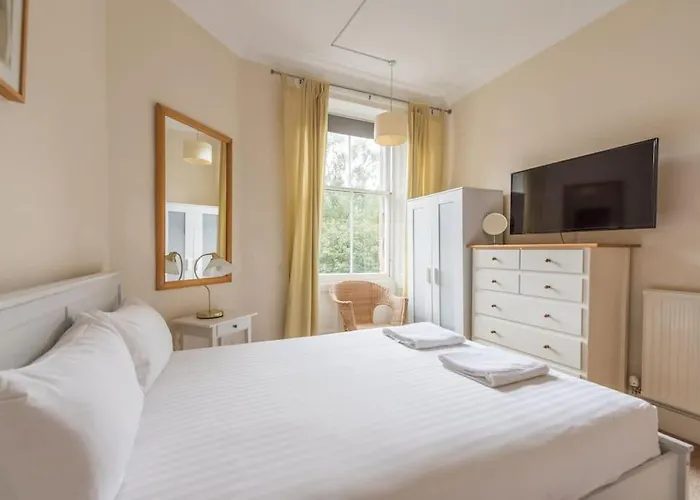 Апартаменты Beautiful 2 Bed 2 Bath Flat Overlooking Meadows Park *