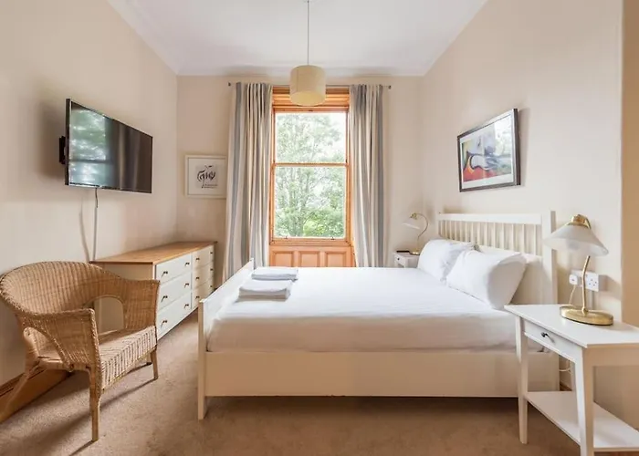 Апартаменты Beautiful 2 Bed 2 Bath Flat Overlooking Meadows Park *