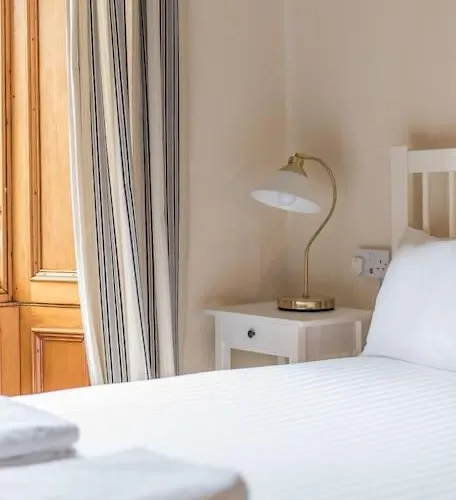 Beautiful 2 Bed 2 Bath Flat Overlooking Meadows Park