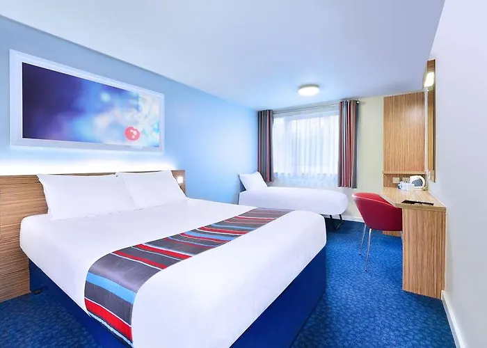 Travelodge Airport 3*