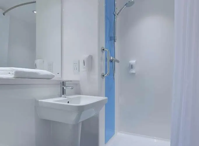 Travelodge Airport Hotel 3*