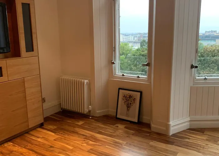 Apartment Modern Flat With Views By The Royal Mile *