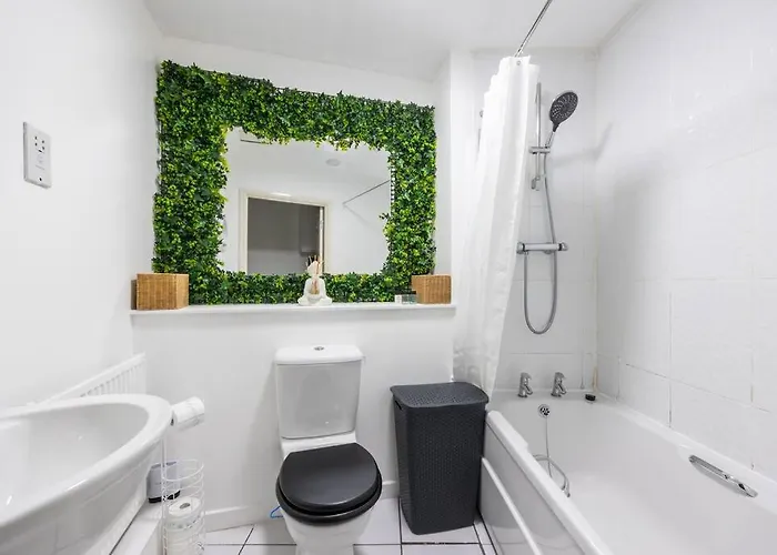 Stunning 1 Bd Flat In Lochend Park With A Patio *