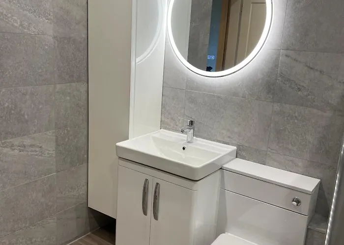 Апартаменты Beautiful 2 Bed 2 Bath Flat Overlooking Meadows Park *