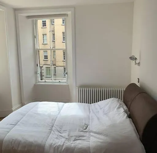 Apartment Modern Flat With Views By The Royal Mile *