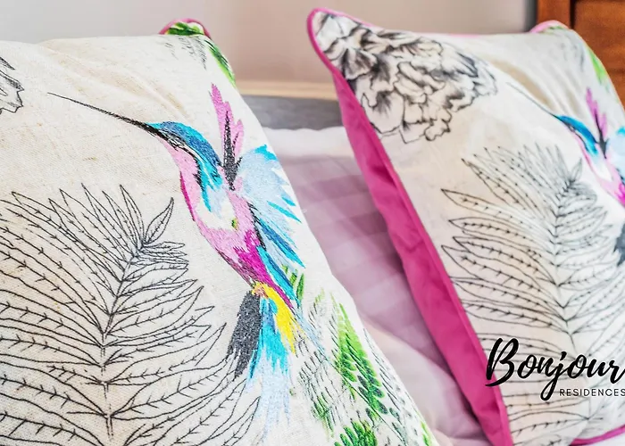 Belleville Central St James Quarter Free Offsite Parking & Views By Bonjour Residences *