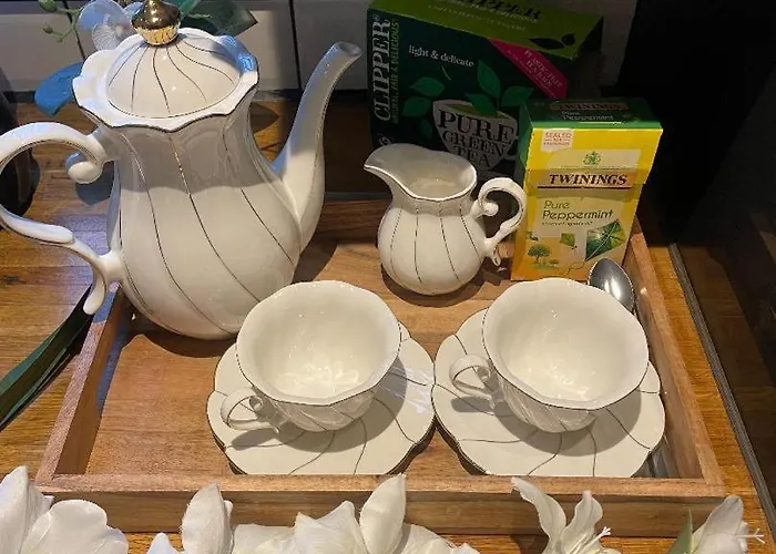 Dreghorn House 5 B-rooms 9 Beds 3 Toilets 2 Showers,1 Bath 2 Receiption Secure Free Parking 233 Wifi *