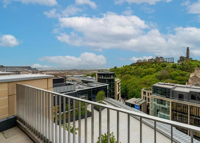 Roomzzz Aparthotel 4*