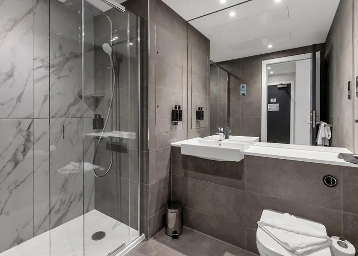 Roomzzz Aparthotel 4*