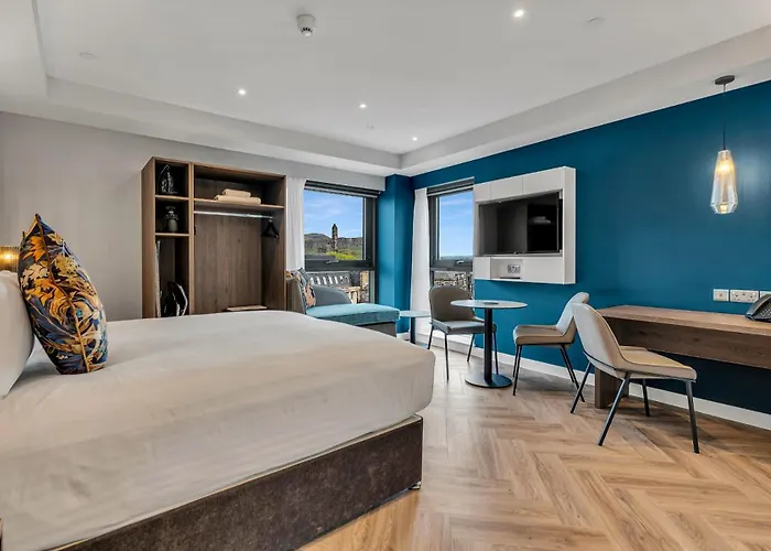 Roomzzz Aparthotel 4*