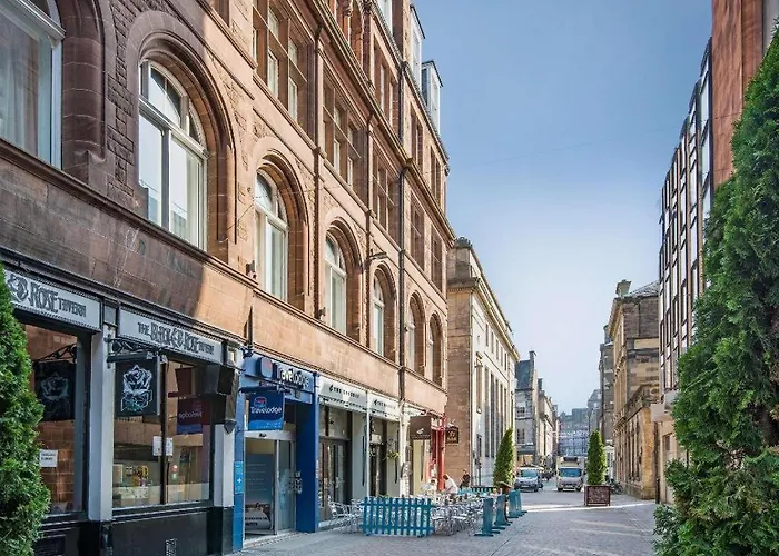 Travelodge Queen Street 3*