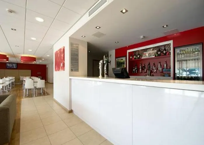 Travelodge Airport 3*