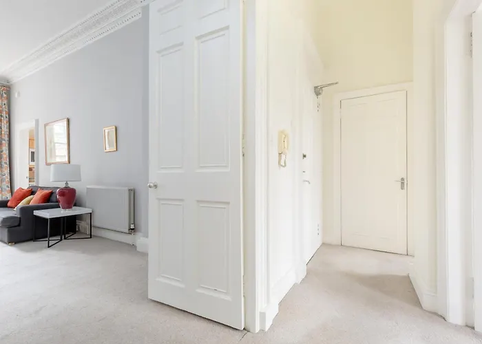 Light And Spacious 2 Bedroom Flat In Heart Of *