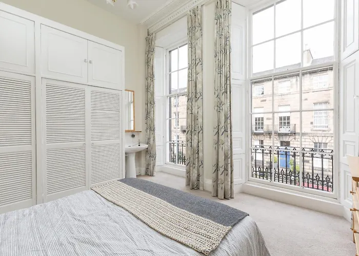Light And Spacious 2 Bedroom Flat In Heart Of * Edinburgh