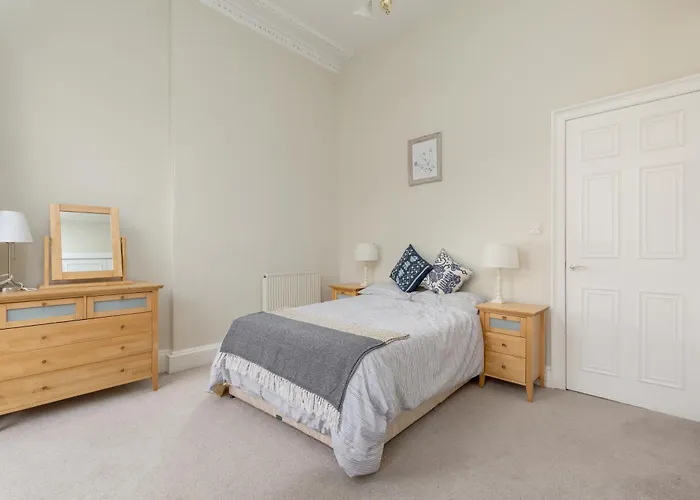 Light And Spacious 2 Bedroom Flat In Heart Of Holiday home *