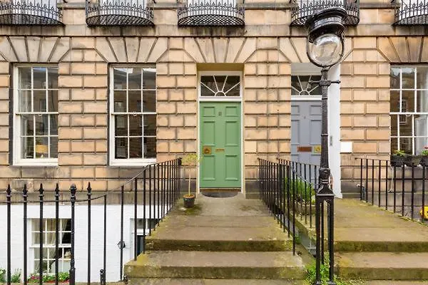 Light And Spacious 2 Bedroom Flat In Heart Of Edinburgh