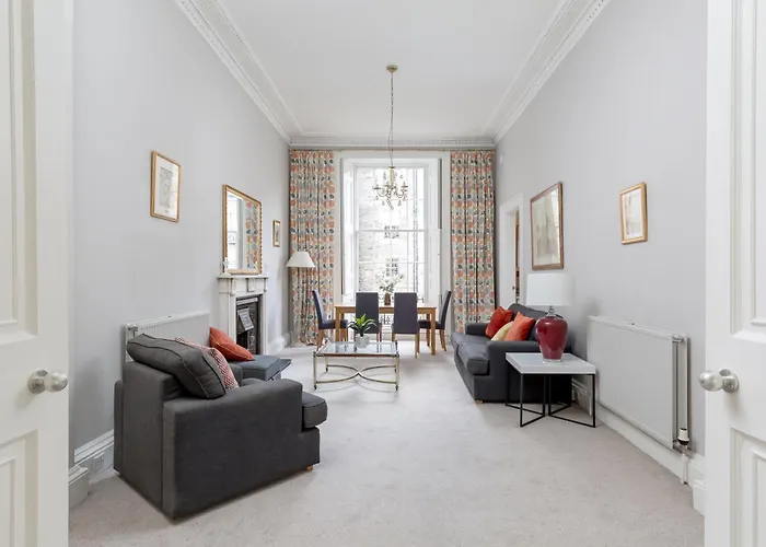 Light And Spacious 2 Bedroom Flat In Heart Of * Edinburgh