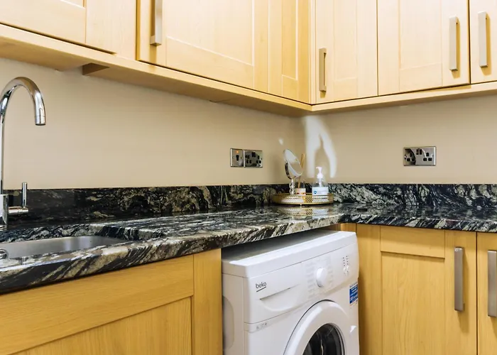 Homely 3 Bedroom In The Heart Of Apartment