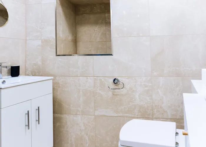 Apartment Homely 3 Bedroom In The Heart Of