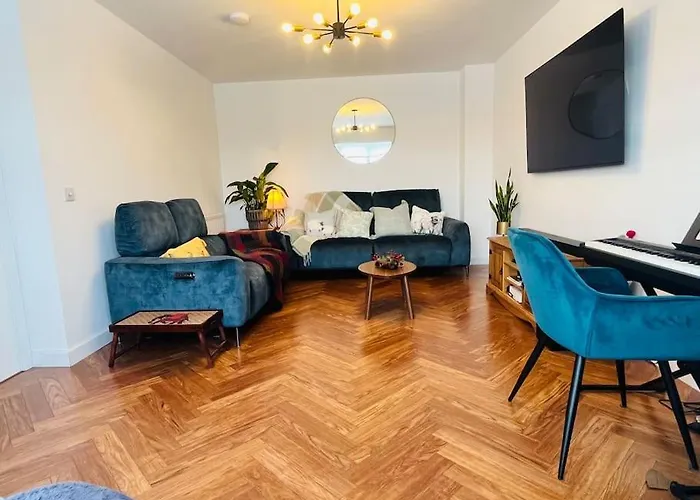 Modern And Spacious With Large Garden إدنبرة