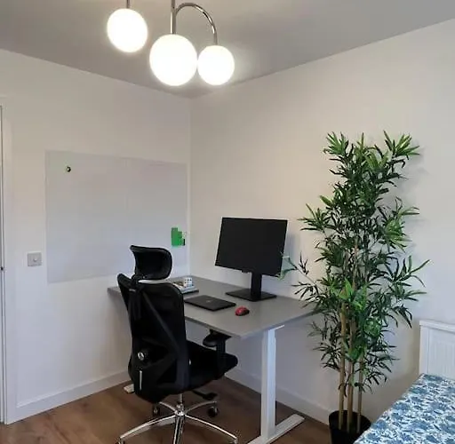 Modern And Spacious With Large Garden بيت للعطل