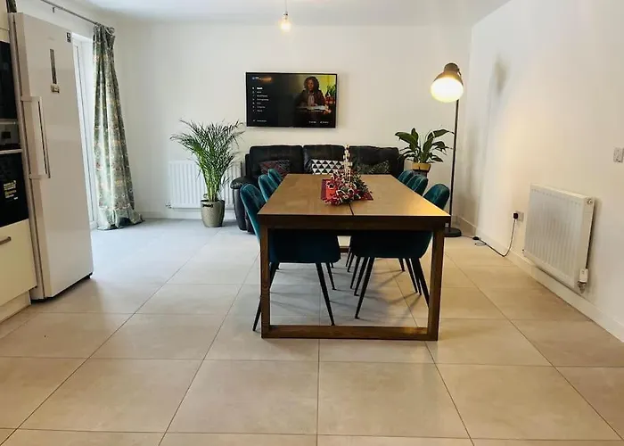 Modern And Spacious With Large Garden بيت للعطل *