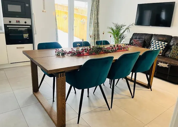 بيت للعطل Modern And Spacious With Large Garden *