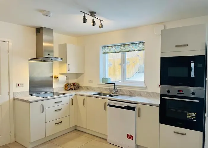 Modern And Spacious With Large Garden *