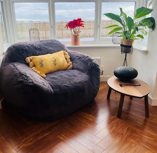 Modern And Spacious With Large Garden بيت للعطل *