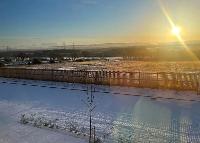 بيت للعطل Modern And Spacious With Large Garden *