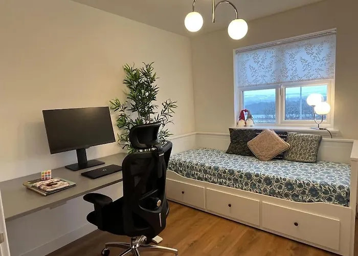 Modern And Spacious With Large Garden بيت للعطل *