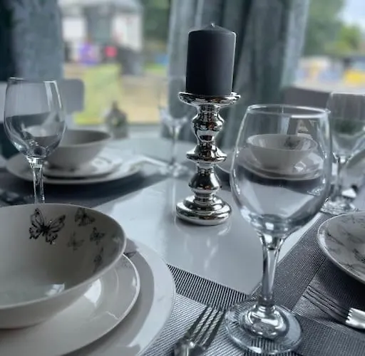 2 Bedrooms In Near Center Daire *