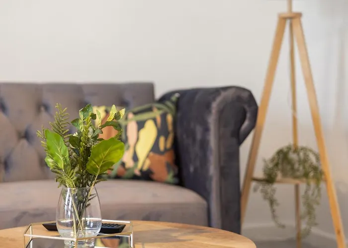 Stylish 3bed House Near Airport