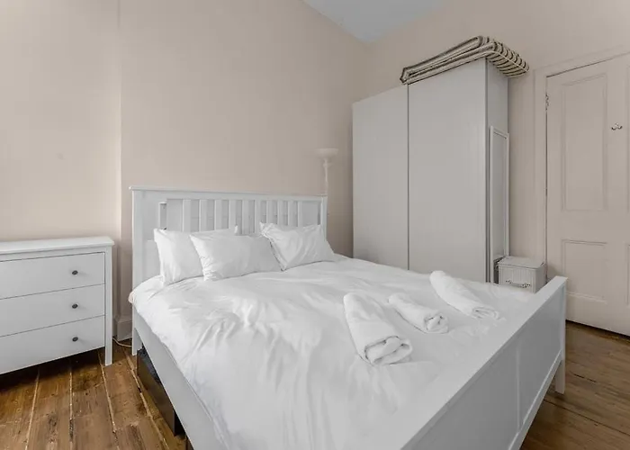 Bright And Spacious Flat Overlooking The Meadows Edimburgo