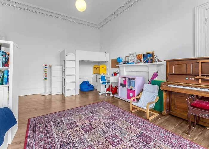 Bright And Spacious Flat Overlooking The Meadows * Edimburgo