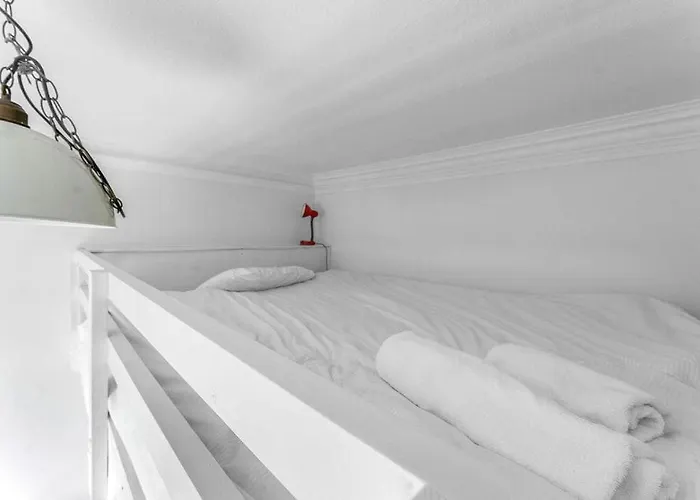 Bright And Spacious Flat Overlooking The Meadows Apartamento