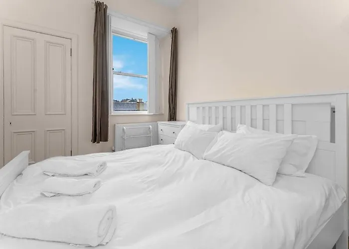 Bright And Spacious Flat Overlooking The Meadows Edimburgo