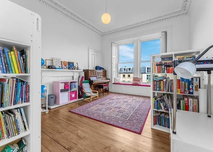 Bright And Spacious Flat Overlooking The Meadows