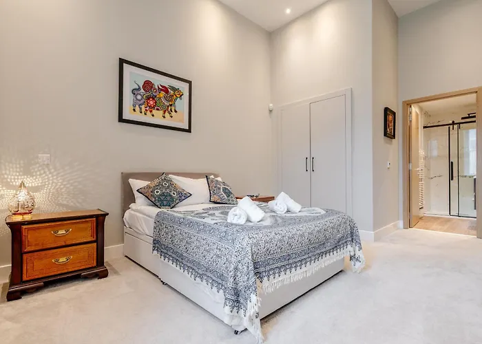 Unique Two Bed In דירה *