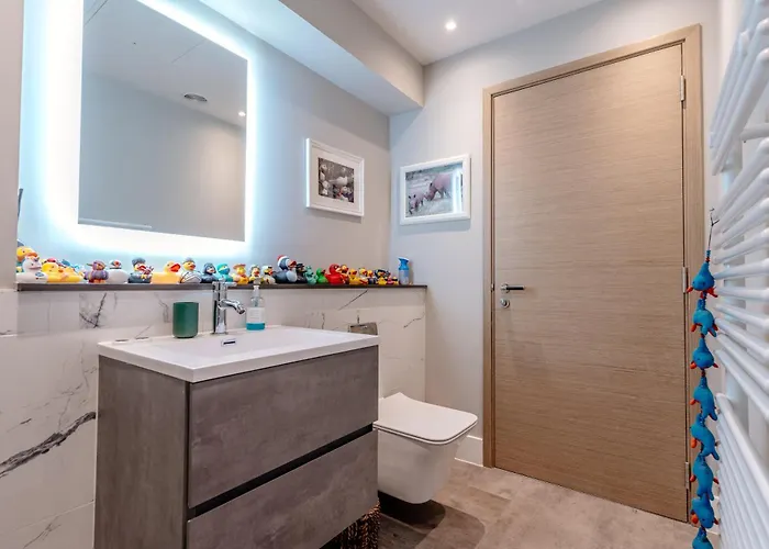 Unique Two Bed In דירה *