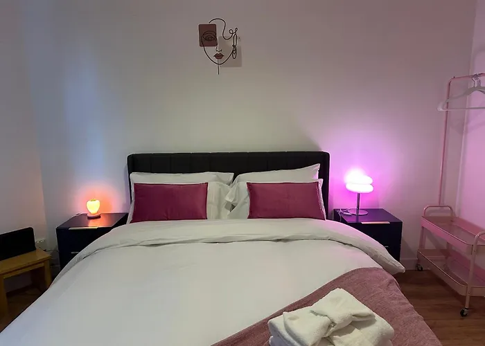 公寓 Private Main Door Two Bedrooms 爱丁堡
