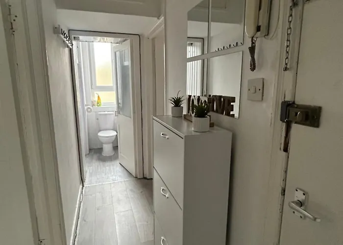 Bright Bedroom With King Side Bed And Share Bathroom Lejlighed
