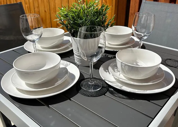 Hébergement de vacances 3 Bedroom - 2 Bathroom Townhouse In Corstorphine Near Murrayfield Stadium - Direct Bus To Centre In 20 Minutes - Two Private Parking Spaces - Private Sunny Garden - Recently Refurbished
