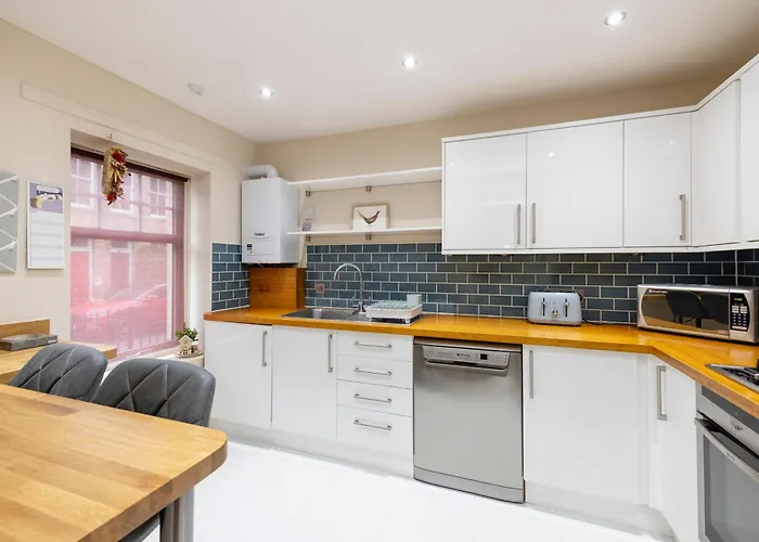 Apartment Charming 2-bedroom - Ground Floor *