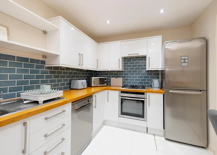 Charming 2-bedroom - Ground Floor *