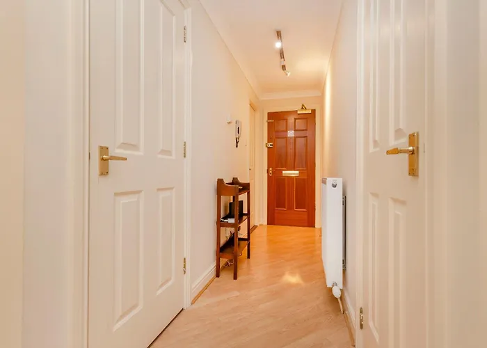 Apartment Charming 2-bedroom - Ground Floor