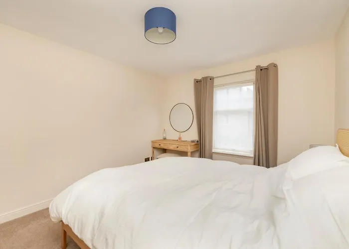 Apartment Charming 2-bedroom - Ground Floor *